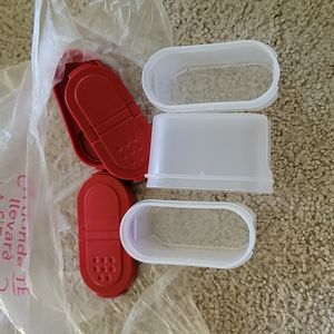Spice containers with lids- 3 total, red